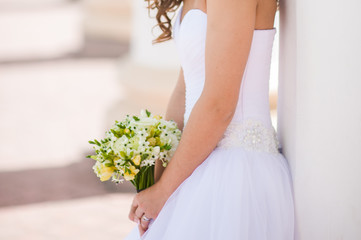 Obraz na płótnie Canvas Beautiful bride with bouquet before wedding ceremony