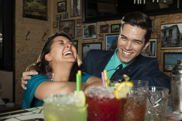 Angetrunkene Frau in Begleitung ihres charmantem Liebhabers