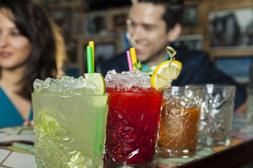 Eine Reihe Cocktails auf dem Tresen einer Bar