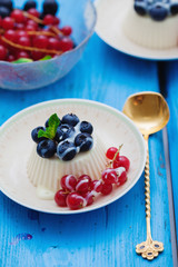 Vanilla panna cotta with fresh berries
