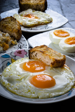 Huevos preparados de diferentes formas, fritos y cocidos