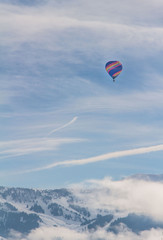 Heißluftballon am Himmel, Ferne