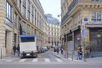 Fototapeta premium Paryż, Francja, 6 lutego 2016: ciężarówka na parkingu w Paryżu, Francja