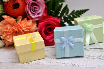 Geschenke und Blumen