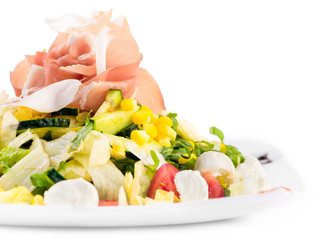 Salad with vegetables, mozzarella and prosciutto