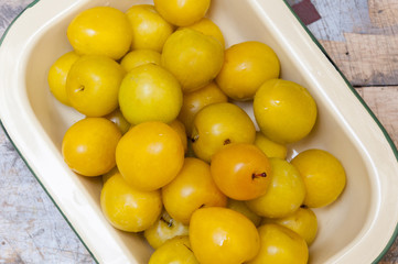 CIRUELAS EN UN PLATO