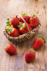 cestino di fragole su piano in legno