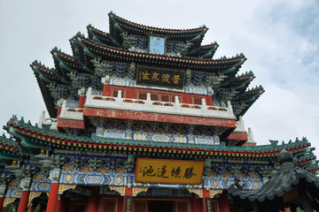 Obraz premium Buddhist temple in Tianmen mountain national park