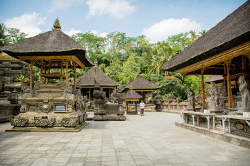 monumentos dentro del templo tirta empul