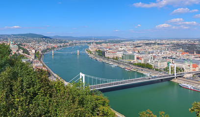 Obraz premium View of Budapest from Gellert Hill, Hungary. The image shows: Buda Castle, Danube with Elisabeth Bridge, Szechenyi Bridge and Margaret Bridge, Hungarian Parliament Building and St. Stephen's Basilica.