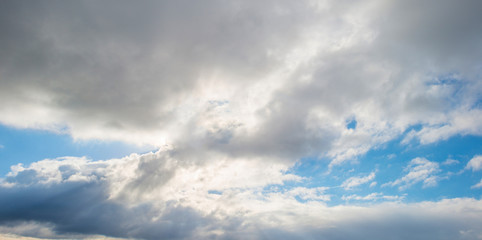 Obraz premium Clouds in a blue sky in winter