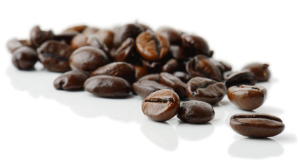 Obraz premium ziarna kawy na białym tle