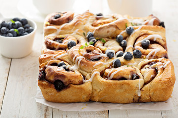 Summer cinnamon buns with blueberry