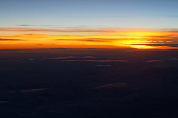 Fototapeta na wymiar Sonnenuntergang aus dem Flugzeug