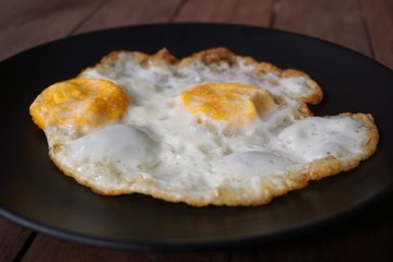 fried egg on black dish