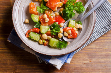 Salad with chickpeas and vegetables