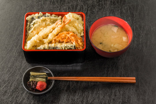 よくある天重と天丼 Japanese foods of tempura and the rice