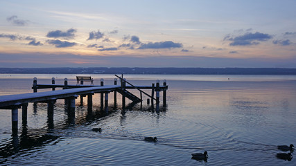 Obraz premium A snowy day in Bavaria on Lake Ammersee.