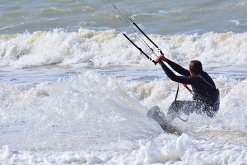 Naklejka premium Kitesurfer on sea waves.