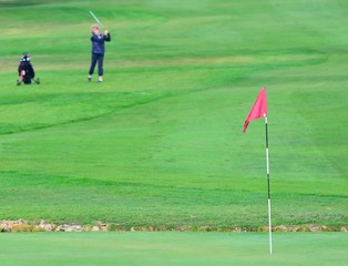 Obraz premium Red flag on golf field