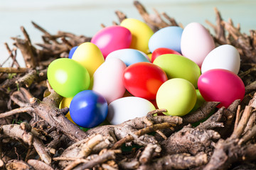 bunte eier im osternest