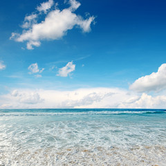 Obraz premium sea waves and blue sky