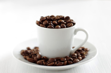 kaffeebohnen in einer tasse