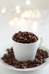 geröstete Kaffeebohnen in einer Tasse