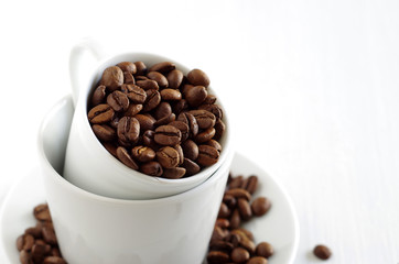 geröstete Kaffeebohnen in einer Tasse