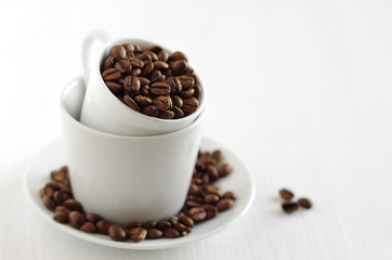 geröstete Kaffeebohnen in einer Tasse