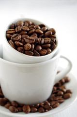 geröstete Kaffeebohnen in einer Tasse