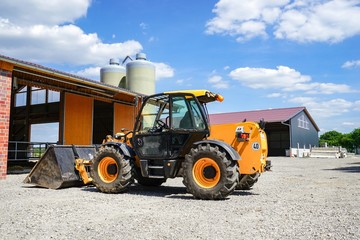 Moderener Milchviehbetrieb, Landtechnik - Hoftrak