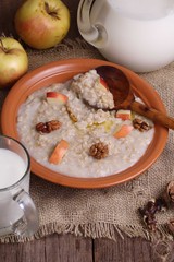 Porridge with milk, nuts and apples