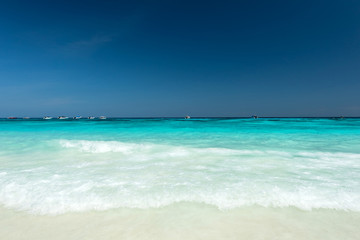 Obraz premium Refreshing water splash at the tropical beach , Located Ta Cai Island,Thailand
