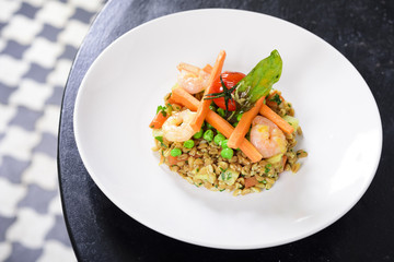 insalata di farro con gamberetti