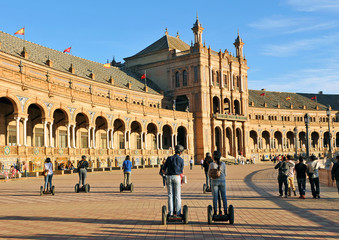 Turistas en la Plaza de España de Sevilla, España, sur de Europa