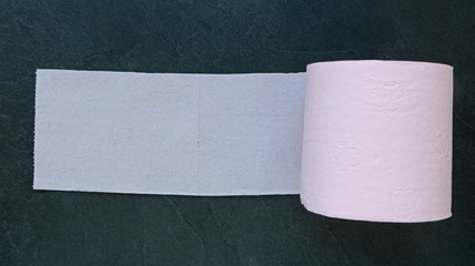 Papier toilette sur fond ardoise