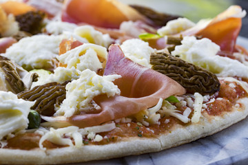 Pizza mit Morcheln, Spargel und Parmaschinken