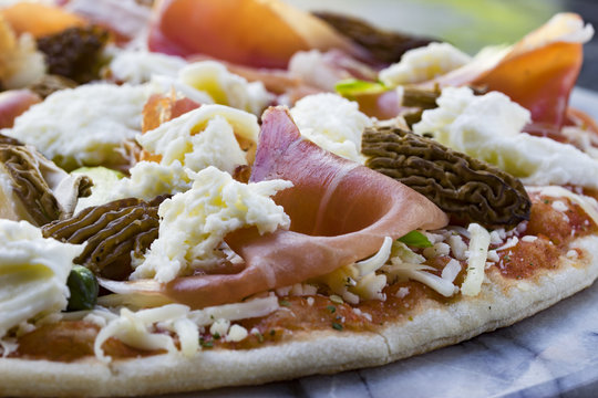 Pizza mit Morcheln, Spargel und Parmaschinken