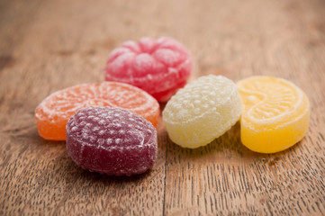 bonbons à l'ancienne sur table en vieux bois