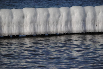 Buhnen mit Eis an der Ostsee