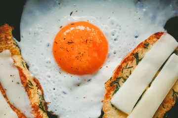 Photo sur Plexiglas Oeufs sur le plat oeuf au plat et pain avec du fromage sur la poêle
