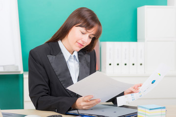 gesch&auml;ftsfrau schaut dokumente durch