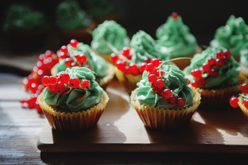 Cupcakes with pistachio cream and red currant
