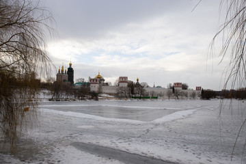 Панорама замёрзшего пруда около старинных стен Новодевичьего монастыря. Москва. Россия.