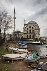 Fototapeta na wymiar old boats on the shore and the mosque, Istanbul, Turkey