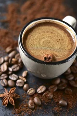 Fotobehang Kopje pittige koffie met koffiebonen en gemalen koffie. © lilechka75