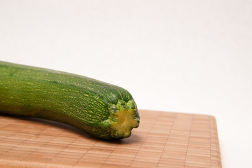 Zuchini auf Brettchen