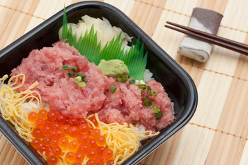 イクラ・ネギトロ丼