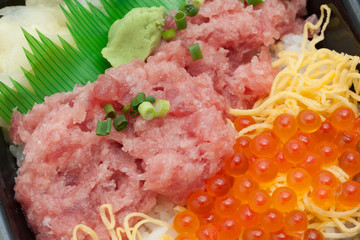 イクラ・ネギトロ丼
